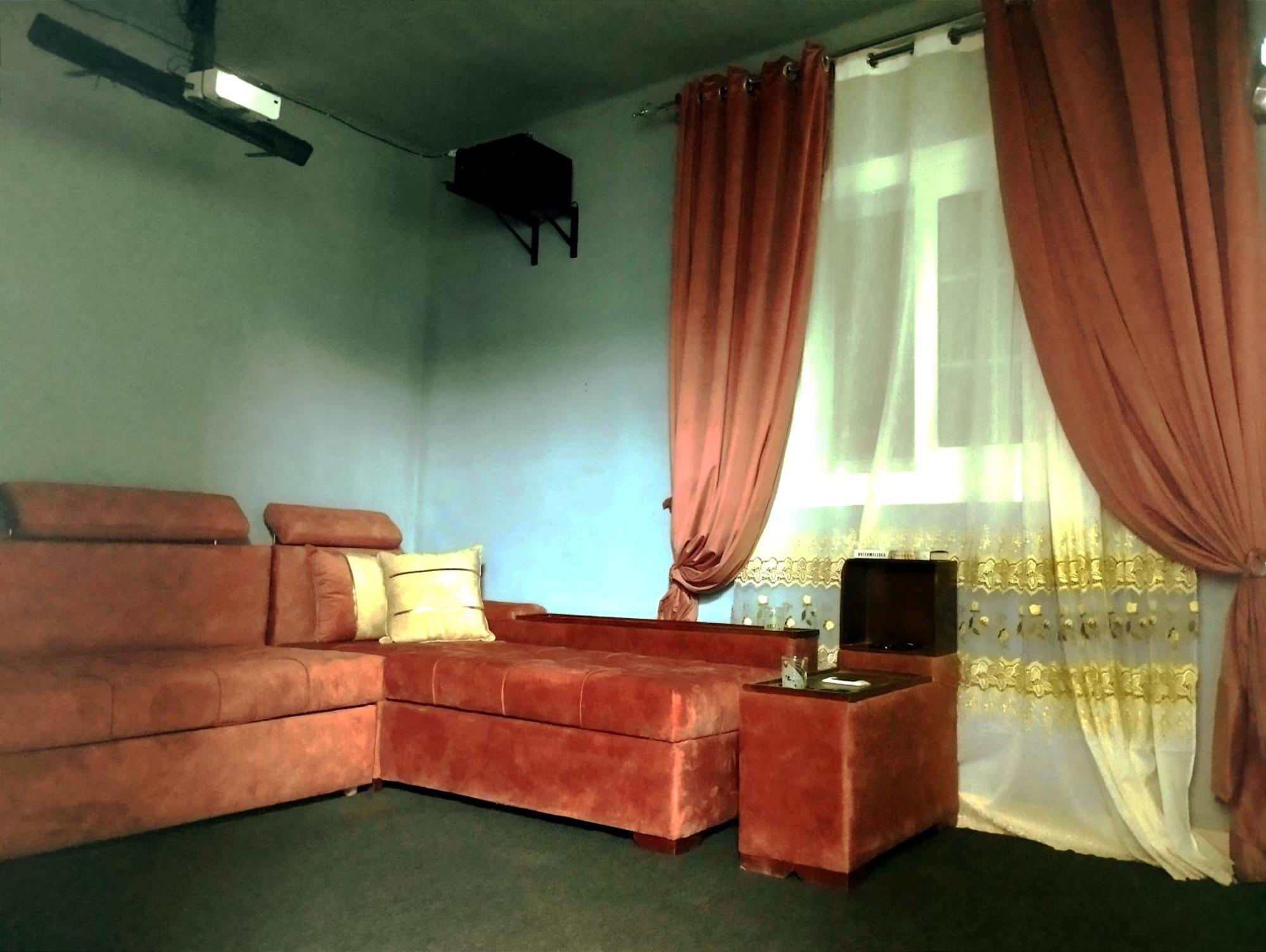 House 2, Theater And Netflix Apartment *